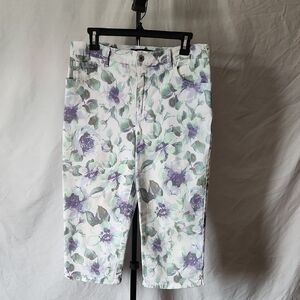Gloria Vanderbilt Floral Print Cropped Pants. Size 10. Made In Egypt. 97% Cotton